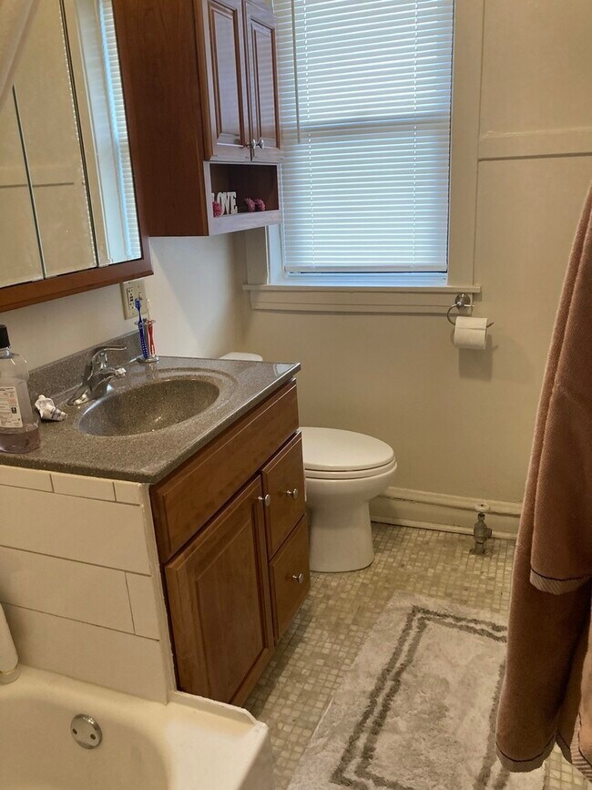 Building Photo - 4618 N Sacramento Ave