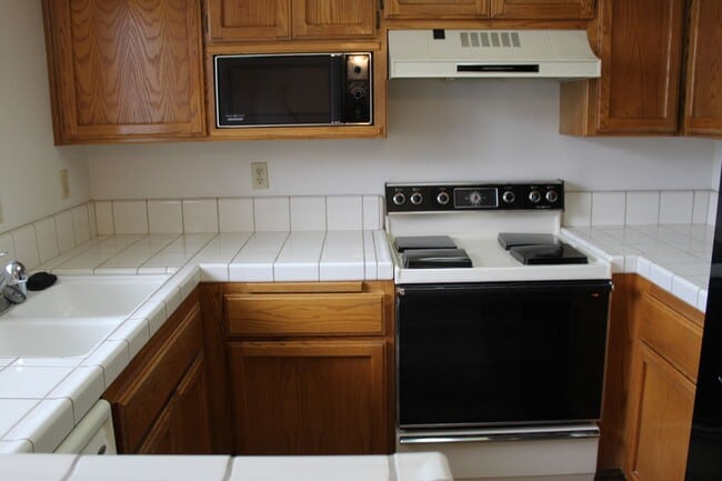 Building Photo - One Bedroom for Rent Southwest Bakersfield Gated Community