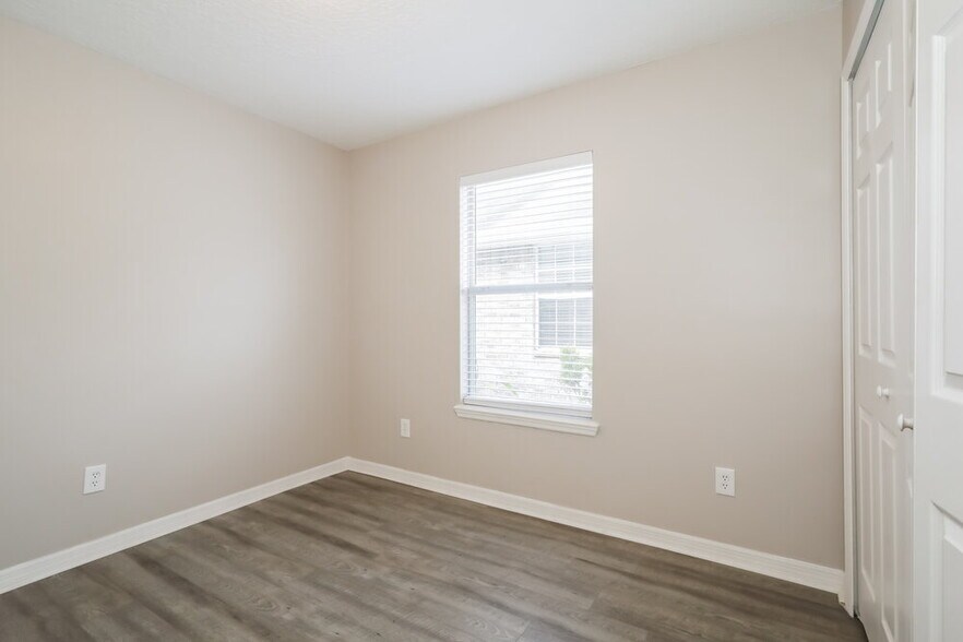 Building Photo - 2704 Creekfront Dr