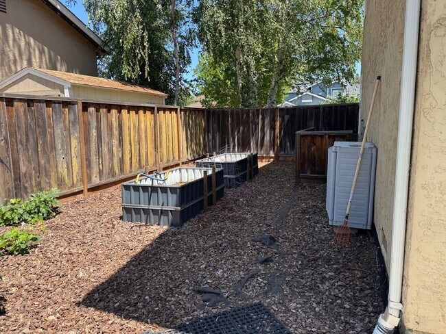 Building Photo - Fully remodeled home, Pet friendly with A/...