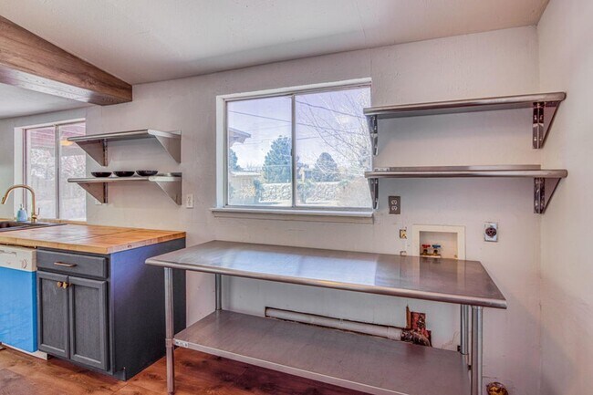 Building Photo - Come and check this 3 bed/2 baths house