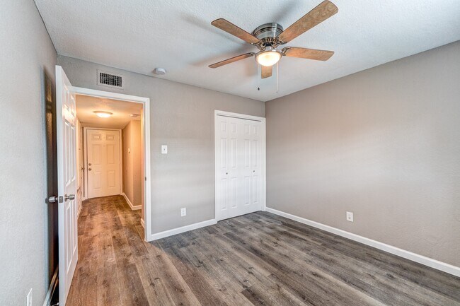 Building Photo - 523 Spring Dr