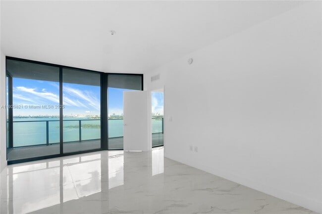 Building Photo - 700 NE 24th St