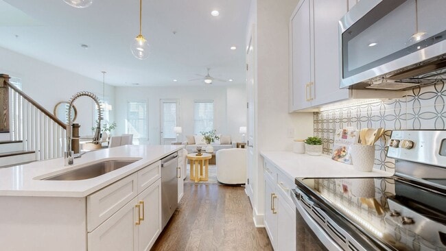Building Photo - 3 Bedroom 2.5 bath Townhome with Luxury Finishes in Franklin