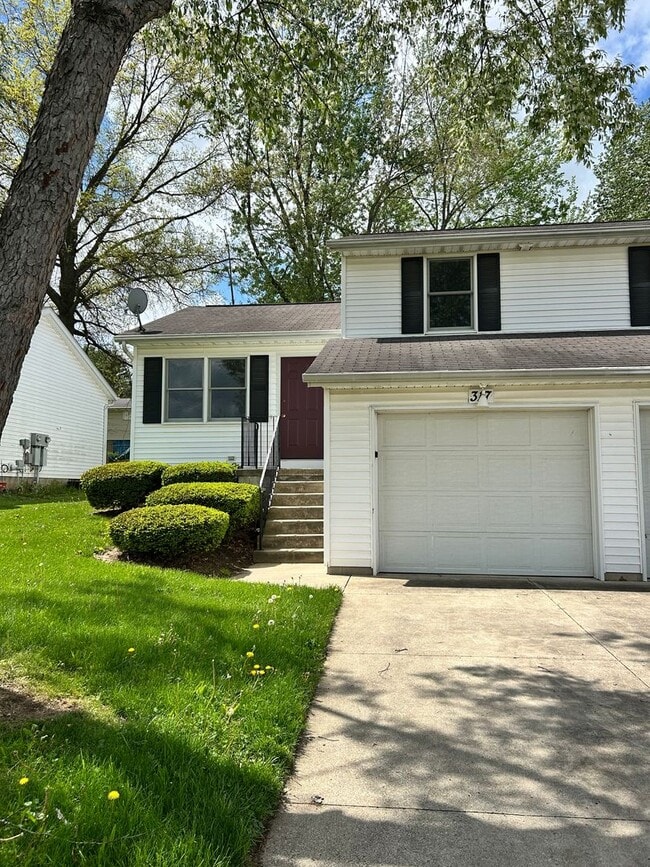 Building Photo - Three bedroom duplex