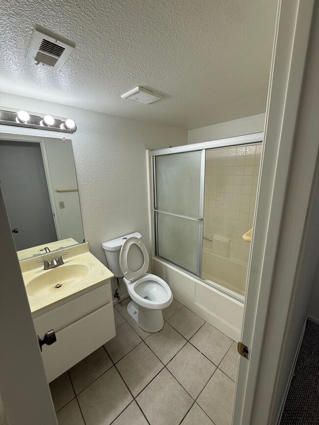 Building Photo - Spacious 3 Bed / 2.5 Bath Townhome in Prime San Gabriel Location