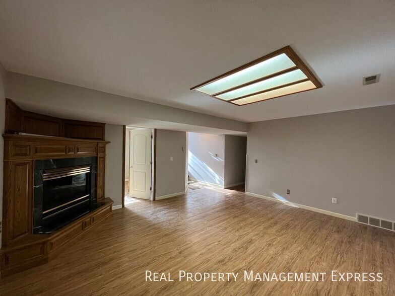 Building Photo - Charming 4 bed 2 Bath Home!