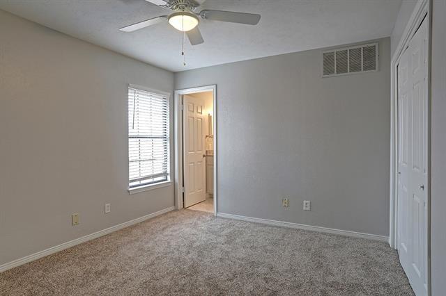 Building Photo - 9910 Royal Ln