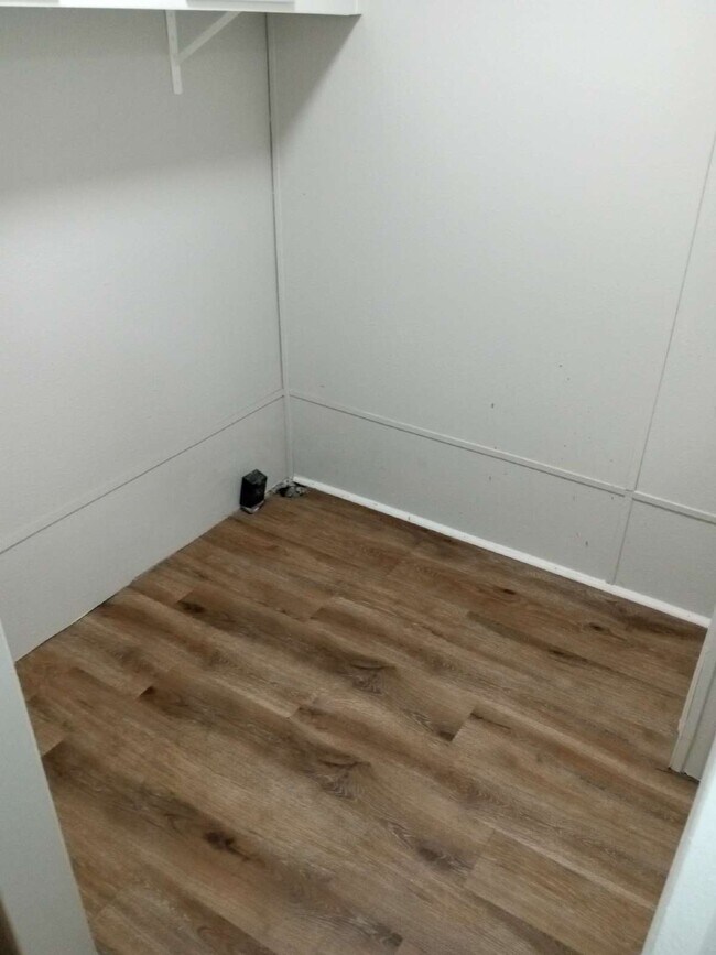 Building Photo - 3000 Poplar St