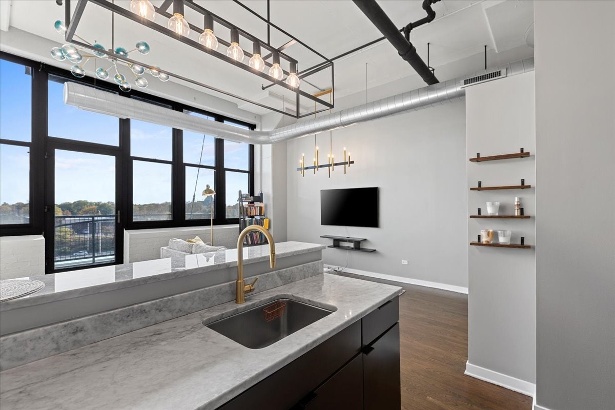 Building Photo - 1224 W Van Buren St