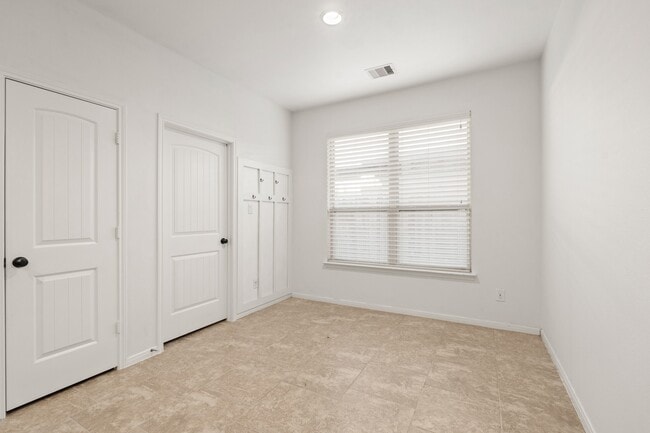 Building Photo - 9722 Massanutten Ln