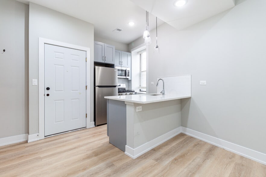 Building Photo - 441 W Belden Ave