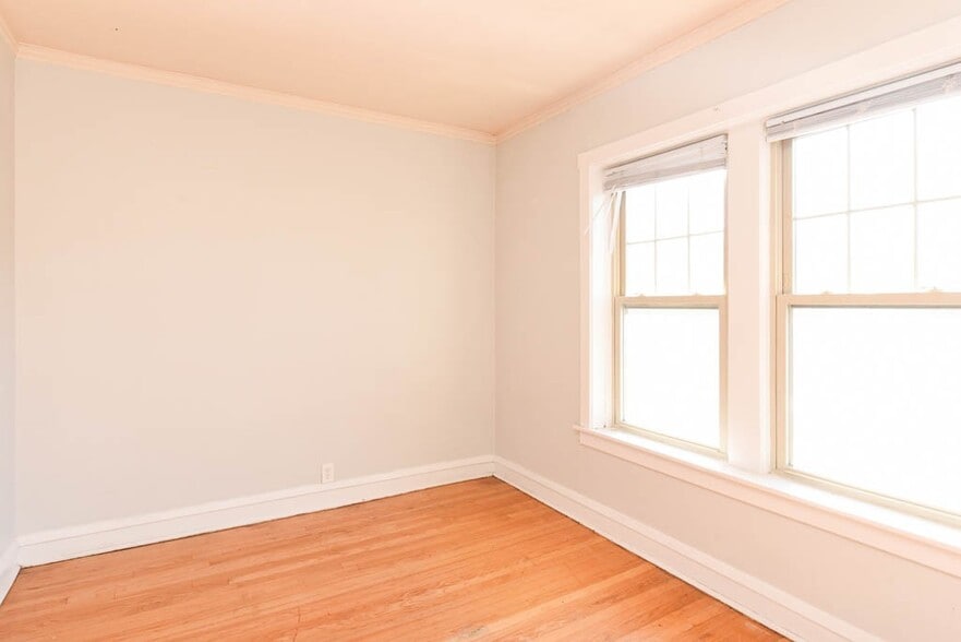 Building Photo - 2105 W Ainslie St