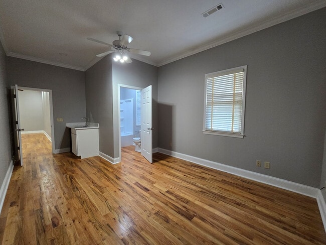 Building Photo - 900 Race Track Rd