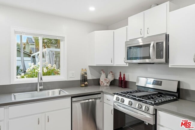 Building Photo - 15040 Hamlin St