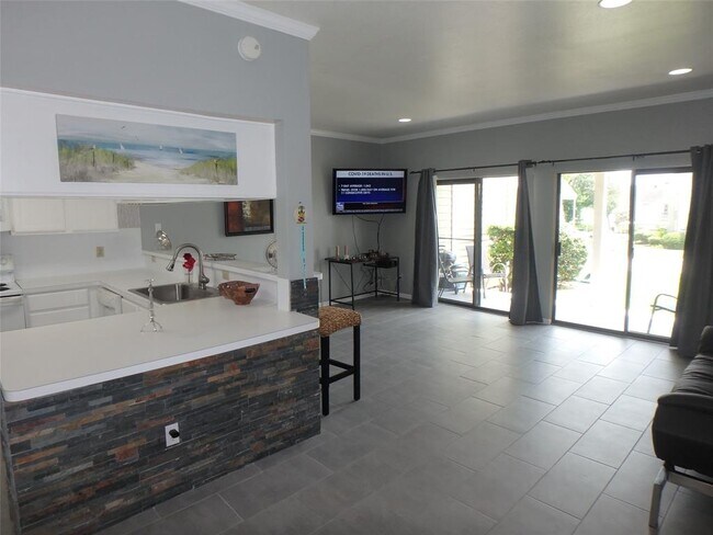 Building Photo - 127 April Point Dr S