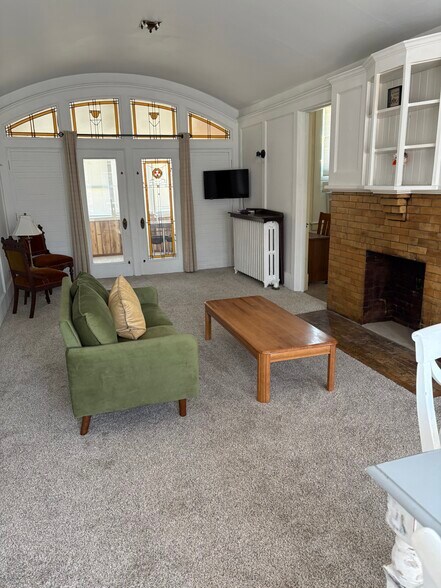 Building Photo - 589 E Losey St