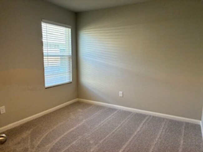 Building Photo - Charming Home! First Month Free!