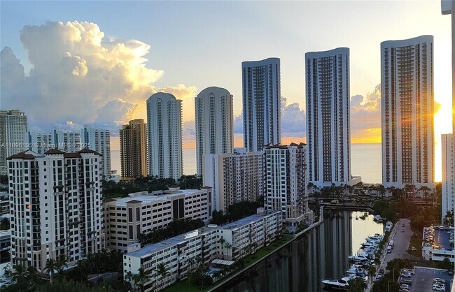 Building Photo - 500 Bayview Dr