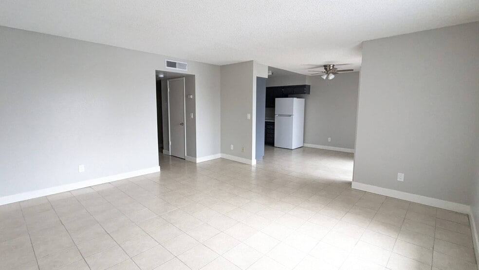 Building Photo - 815 N Peach Ave