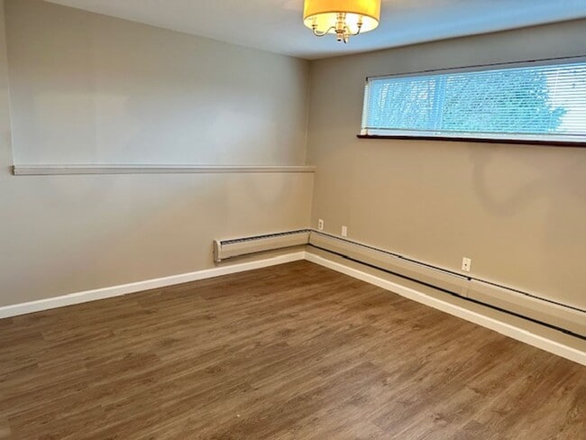 Building Photo - Large 4 Bedroom Magnolia Home