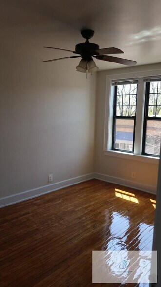 Building Photo - 5037 W Montrose Ave