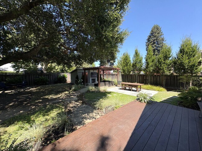 Building Photo - Beautiful 4BD/2BA Menlo Park Home with Lar...