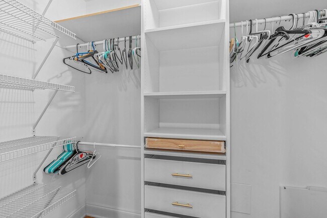 Building Photo - 1922 Montrose St