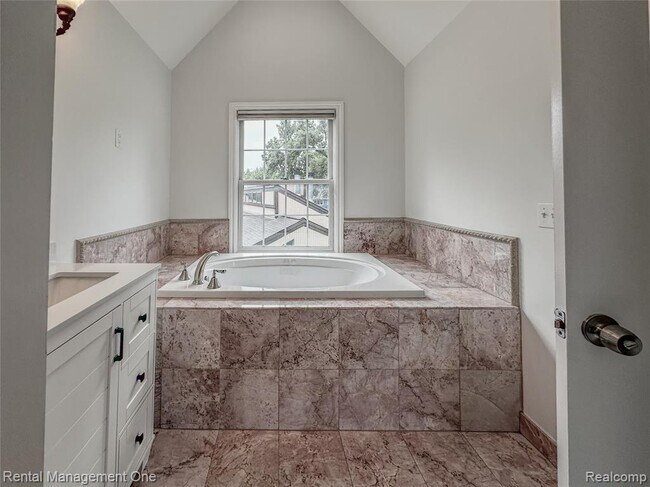 Building Photo - 5742 Putnam Dr