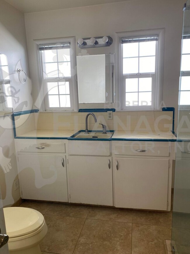 Building Photo - 2 Bedroom/ 1 Bathroom home.