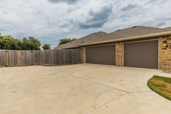 Building Photo - 222 Sand Flat Ln