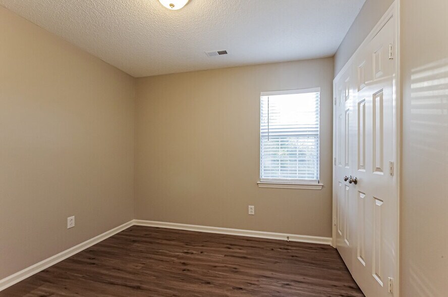 Building Photo - 4817 Farmview Dr