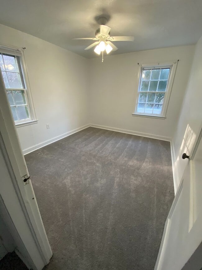 Building Photo - 2109 Thomas Ave