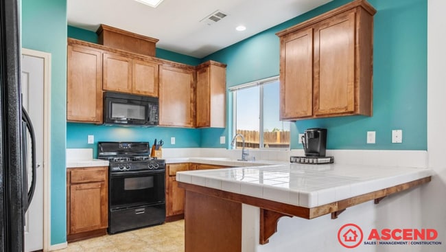 Building Photo - Charming 4 Bedroom Home!