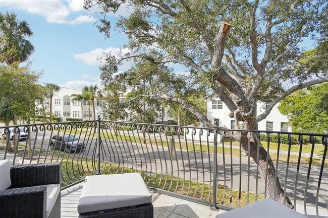 Building Photo - 502 S Albany Ave