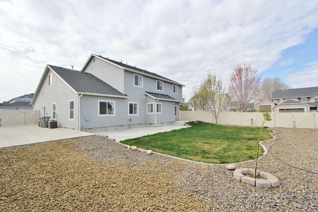 Building Photo - Spacious Home in Quiet Neighborhood