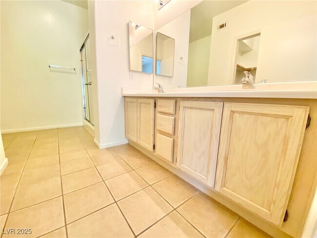 Building Photo - 3400 Cabana Dr