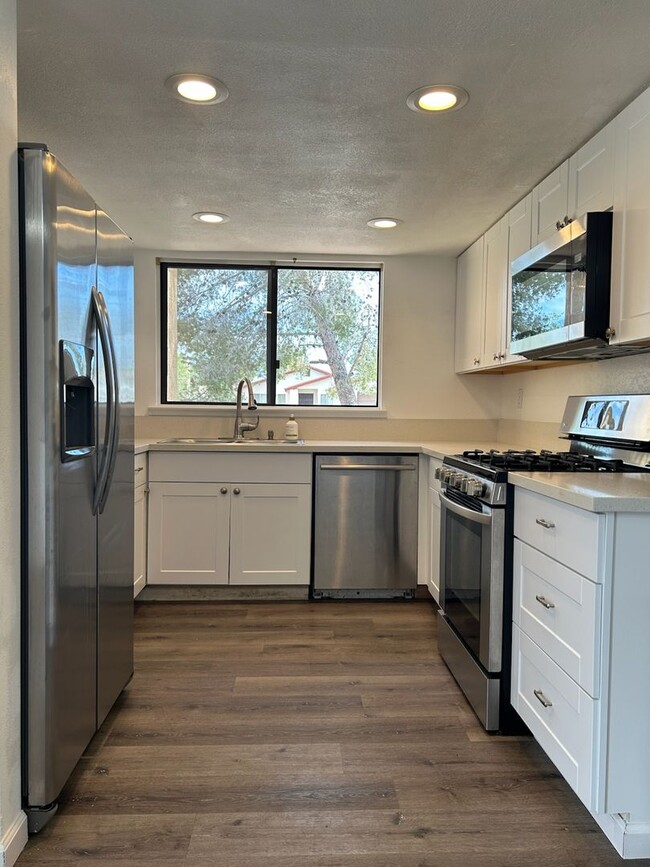 Building Photo - Please contact Vaughn Realty to set up an appointment, 760-446-6561