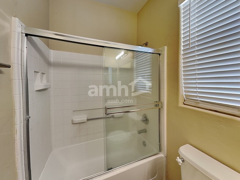 Building Photo - 6653 S Stratosphere Ln