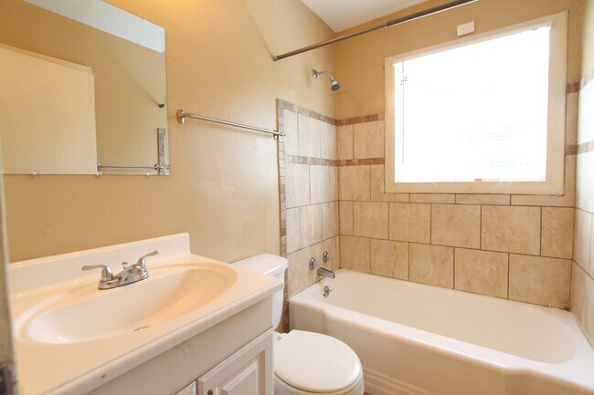 Building Photo - 3 Bedroom 1 Bath PLUS Large Den - New On T...