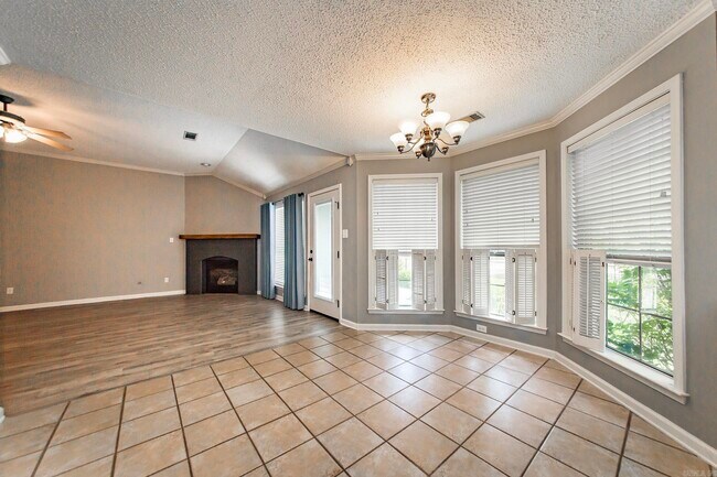 Building Photo - 216 Chantilly Cir