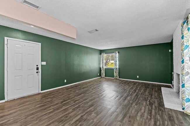 Building Photo - 9011 Quail Valley Dr