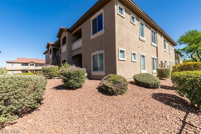 Building Photo - 2305 W Horizon Ridge Pkwy