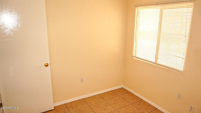 Building Photo - 3559 Oasis Dr
