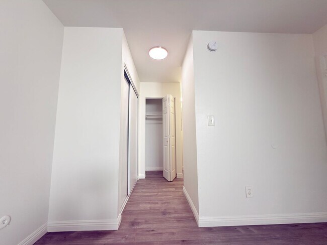 Building Photo - Updated 2Bed/ 2Bath in Canoga Park