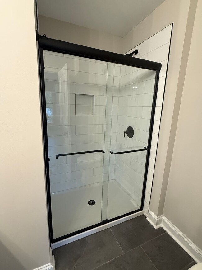 Building Photo - Brand New 3 level townhouse close to Uptown