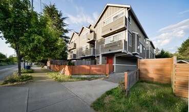 Building Photo - Nice 3 beds / 3.5 baths Townhouse in Greenwood/NW Seattle!
