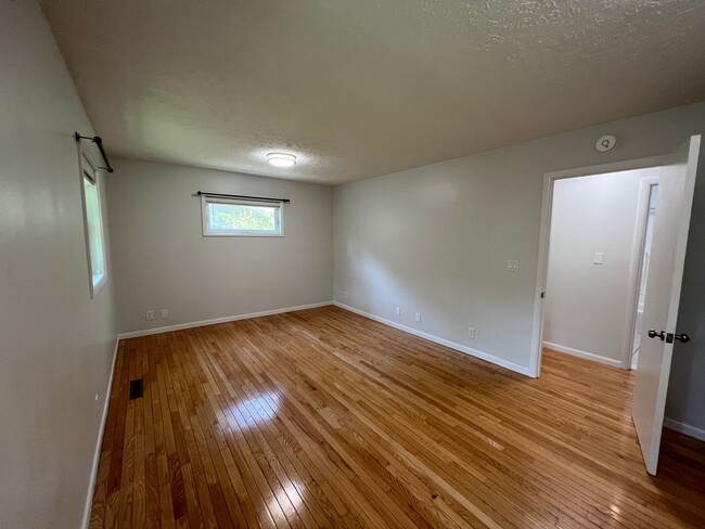 Building Photo - The Little Bungalow of Your Dreams Near East Bay! 2BR / 1BA Long-Term Rental