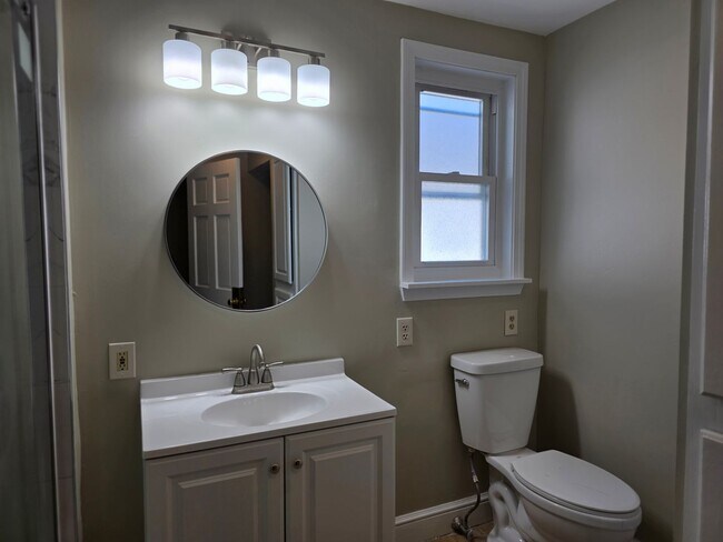 Building Photo - No Brokers Fee, In-Unit Laundry, Eat-in Kitchen, Large bedrooms, 3 Full Bathrooms