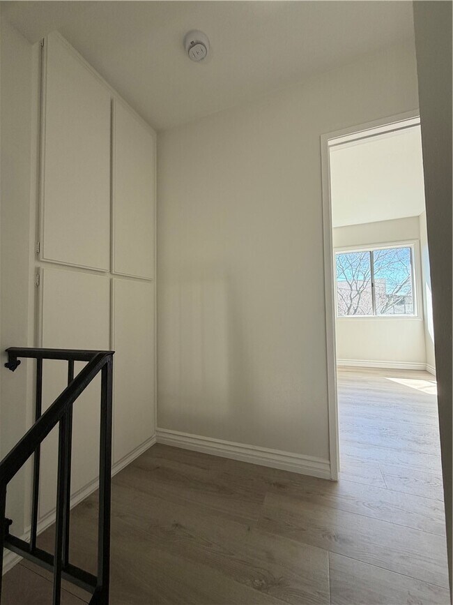 Building Photo - 2052 Lewis Ave